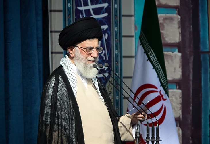 درخطبه‌های نماز عید فطر؛  رهبر انقلاب اسلامی: تسلیم شدن ایران را به خواب ببینند