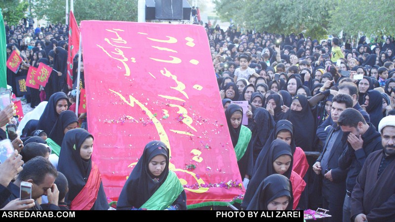 آئین سنتی اهتزاز پرچم سرخ حسینی در مهدیه دوبرجی برگزار شد( گزارش تصویری)