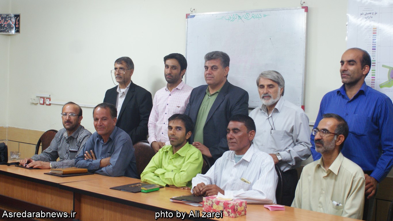 از خبرنگاران فعال رسانه های داراب در شورای شهر تجلیل شد