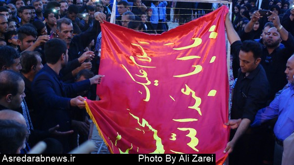 آئین سنتی برافراشته شدن پرچم سرخ حسینی در دو برجی برگزار شد