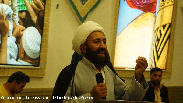 حجه الاسلام صادقی در خطبه های نماز جمعه مطرح کرد: مسئولین باید خدمات ارزشمند چهل ساله انقلاب اسلامی را برای مردم بیان کنند